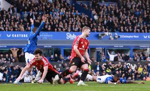 韦伯：裁判没看到阿什利-扬更多角度回放 但并非轻微拉扯就判犯规