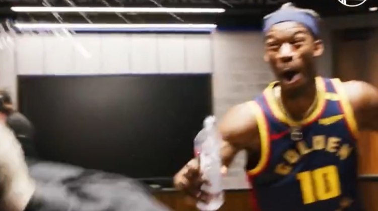 🤣笑死！巴特勒更衣室怂恿所有人拿水泼科尔 表情太搞笑