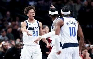 只能让基德上场了😭独行侠两个双向合同球员的场数也所剩无几了