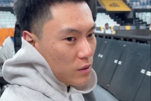 李弘权：脚趾仍然肿着 还是比较疼 希望下一场能好