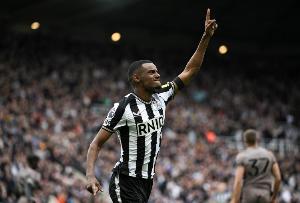 伊萨克本赛季已为纽卡和瑞典37场进27球，追平个人单赛季最高纪录