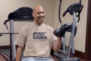 身残志坚！此前截肢失去右腿的球爹 晒个人力量训练视频