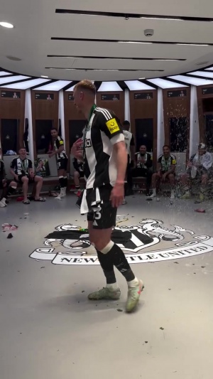 舞王登场！纽卡终结70年冠军荒，丹-伯恩在更衣室跳起魔性舞蹈