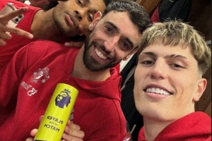 加纳乔社媒晒与B费、齐尔克泽、乌加特合照：很棒的助攻