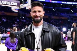 成熟男人的帅😍吉鲁现身湖人主场观战 获赠紫金军团9号战袍