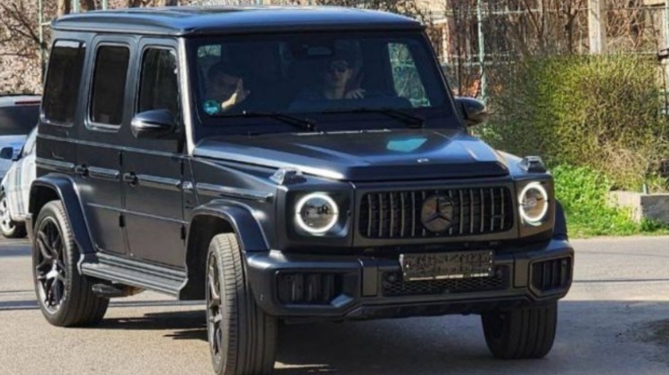 好孩子👍21岁胡桑诺夫获赠价值35万刀的奔驰大G，转赠给了父亲