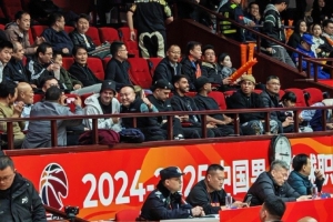 博主晒图：泰山外援克雷桑、马德鲁加、瓦科、卡扎尔观战山东男篮