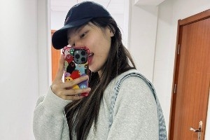 养眼😍张茹晒一组美照：还没结束的三月🏔️和我