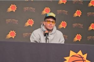 因手机使用过多 布克赛后佩戴蓝光眼镜😂：我正在尝试一切办法