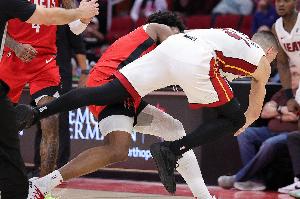 9连败的热火下场对阵8连胜的火箭😯上次双方干架&阿门或复出