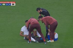 蒋光太坐在地上接受治疗，可能要伤退了！