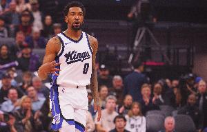 热得发烫！蒙克半场5记三分轰下19分 首节独得15分