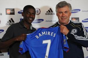 那时候我还很瘦😃拉米雷斯2010年2200万加盟切尔西，5年斩获5冠