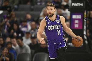 进攻咋回事？小萨博尼斯12投仅3中&三分4中0拿到8分12板8助