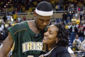 詹姆斯：感谢母亲对我的养育 我知道不能搞砸出人头地的机会😢