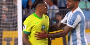 获称赞！拉菲尼亚与帕雷德斯等人冲突时，恩德里克赶忙把他拉开