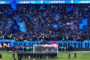 震撼！大连英博全队赛后与球迷共庆胜利，互动场面不输世界级豪门