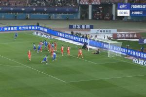 比赛第66分钟，米内罗头球破门，扳平比分，申花1-1河南