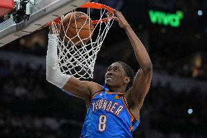 两度带队掀起攻势！杰伦威14中7拿18分6助&第三节10分 正负值+10