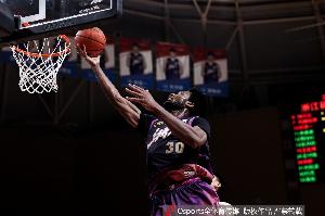 太全能！达米安-琼斯打满半场10中6拿下15分9板8助 正负值+31