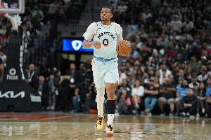 进攻就靠你了...凯尔登半场8中6砍下14分 全队得分唯一上双！