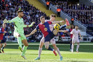 德甲Logo再现西甲🤯36岁莱万高难度勾射破门，再度复刻德甲Logo