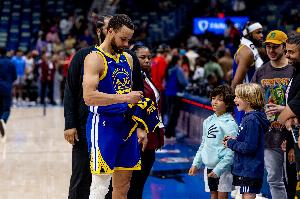 😅湾媒：裁判就看着库里被打劫 然后默默吞下哨子