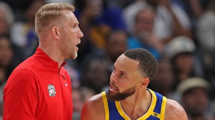 冷库🥶美媒晒库里进三分后回头瞪着伊萨洛露出吓人眼神：😲！