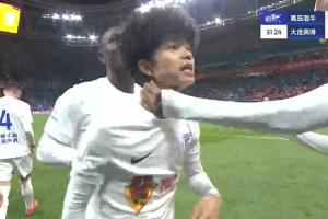 大连英博客场领先！23岁吕焯毅禁区外远射打破僵局