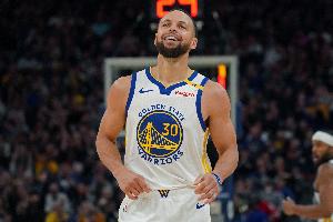 🎯库里单场轰进50+、命中10+三分、送5+抢断 NBA历史第一人