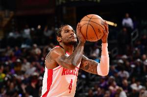 状态不错！杰伦-格林半场7中4拿到14分3板1助 正负值+16