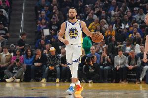 进攻压力不算大！库里半场10中4拿下12分5助攻 三分4中1有点铁