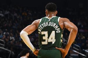 字母哥逆天三双！库兹马：他干的事情就TM离谱