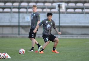 传奇离队❗❗张稀哲队友？世一中场？提到德布劳内你会想到什么？