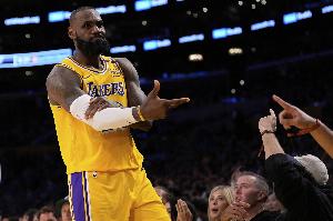 下半场25分！詹姆斯：跳投的节奏非常棒 是受伤后状态最好的一场