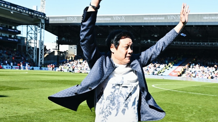 🤩排面！范志毅接受球迷致敬，水晶宫官方：欢迎回归范志毅！