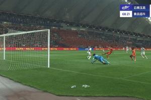 错失处子球！恩里克打门被扑，侯永永补射打飞&懊恼趴地！