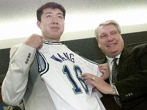 24年前的今天：王治郅NBA首秀得到6分3篮板