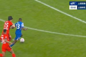 申花队员抗议！马纳法在明天防守下倒地，马宁表示没问题