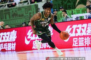 不中用！同曦外援戴维斯关键时刻连续打铁 全场14中6拿21分