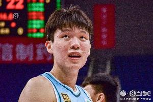 😨心态被打炸！杨瀚森全场陷入犯规困扰最终6犯离场 仅得2分