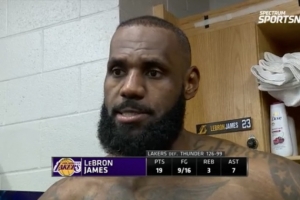 詹姆斯：我能防守发声让队友知道身后的情况 也能看穿对方的战术