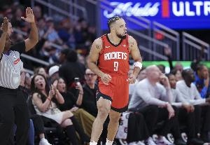 精力充沛！狄龙解禁复出贼有侵略性 半场7中5砍下两队最高12分