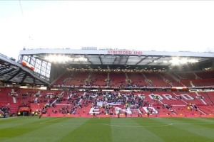 德比战结束之后，部分曼联球迷仍留在球场抗议格雷泽家族