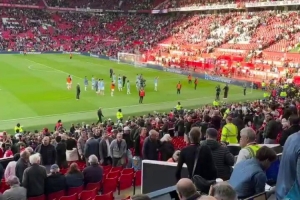 最后一次参加曼市德比！德布劳内赛后谢场，瓜帅搂住他交流