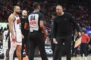 科尔：乌度卡在确立火箭的风格方面做得非常出色 这是支强大球队