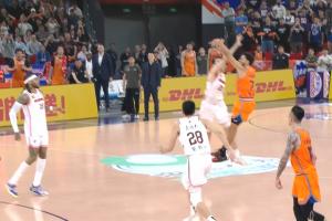 媒体人：哈维这绝杀放世界任何篮球联赛都绝对是载入史册的十佳球