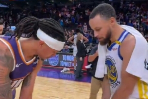 很别致😁库里赛后和妹夫达米安-李互动 双方打起虚空高尔夫⛳️