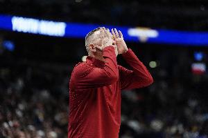 卡尔：球队遇困境主帅调整不及时&总经理无行动 双双被炒是唯一选