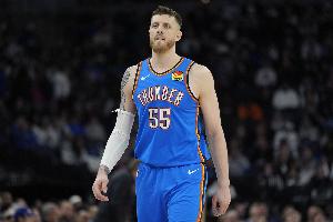 防守中坚！哈尔滕施泰因7中4拿到8分15板4助1断2帽 正负值+18